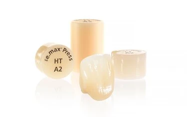 قوالب IPS e.max Press من ليثيوم ديسيليكات وعدسة تجميلية (فينير) إيماكس نهائية على خلفية بيضاء